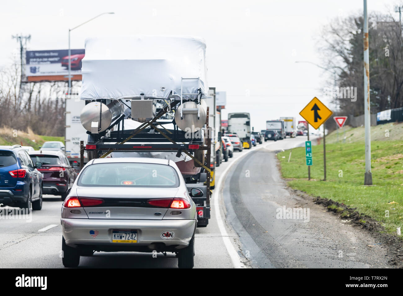 Harrisburg, États-Unis - 6 Avril 2018 : trafic lourd avec l'autoroute 83 nord en Pennsylvanie signe avec des voitures et camions sur la navette Banque D'Images