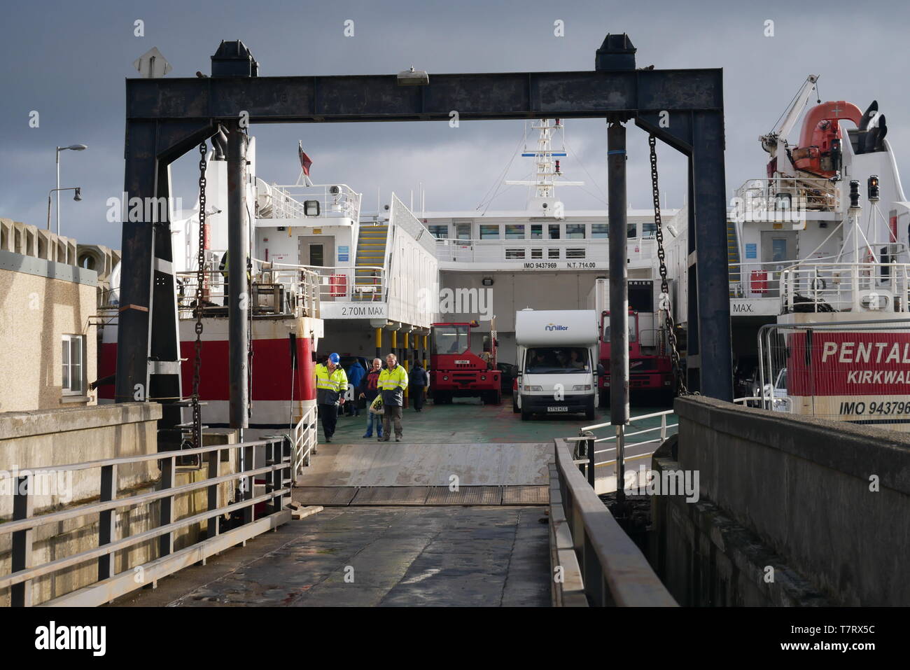 L'Orkney ferry Pentolina arrivant à branchies Bay, Caithness, Ecosse, Royaume-Uni Banque D'Images