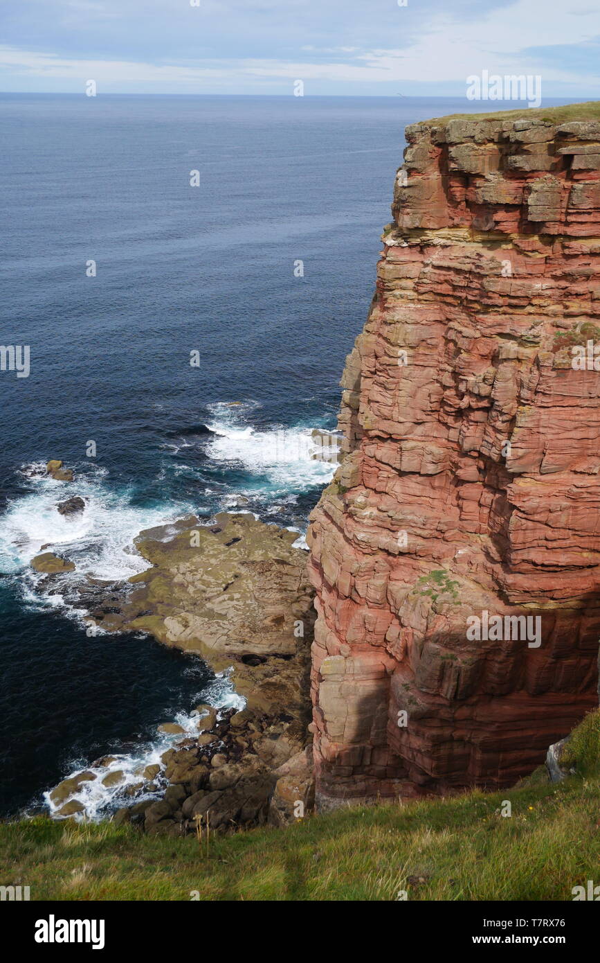 Falaises stratifiées de la formation de grès Dunnett Head - substratum sédimentaire formé environ 359 à 383 millions d'années dans la période dévonienne Banque D'Images