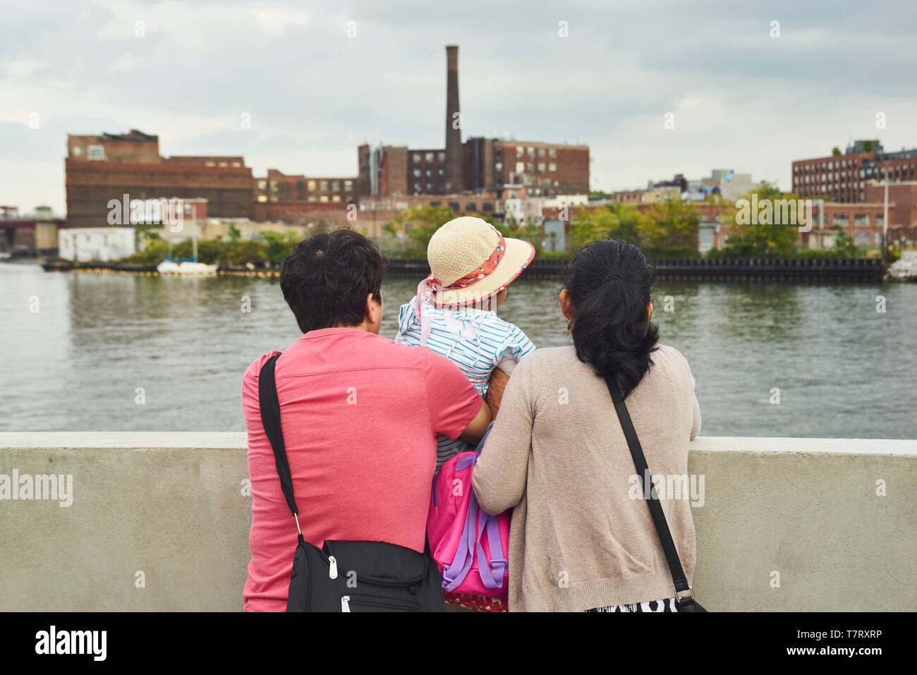 La famille d'immigrants latinos à la recherche d'un emplacement industriel sur le Newtown creek à Brooklyn - frontière Queens Banque D'Images