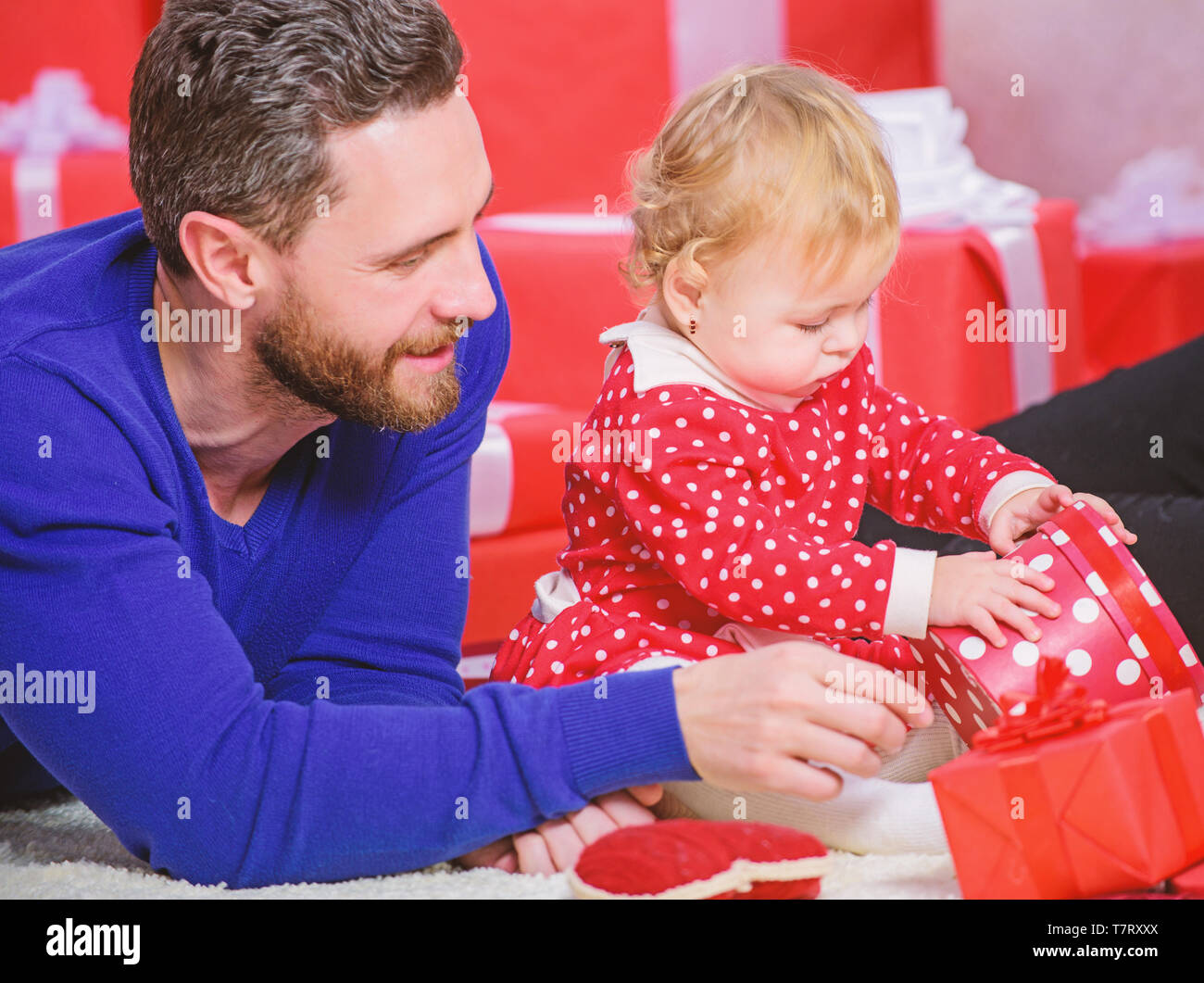 Objectifs De La Parentalite L Amour Sans Fin La Parentalite Comme Defi Et L Accomplissement Pere Jouer Avec Mignon Bebe Enfant Fille Celebrer Premier Anniversaire Heureux Parents Cadeau Pour Plus Cher Repandre Le Bonheur