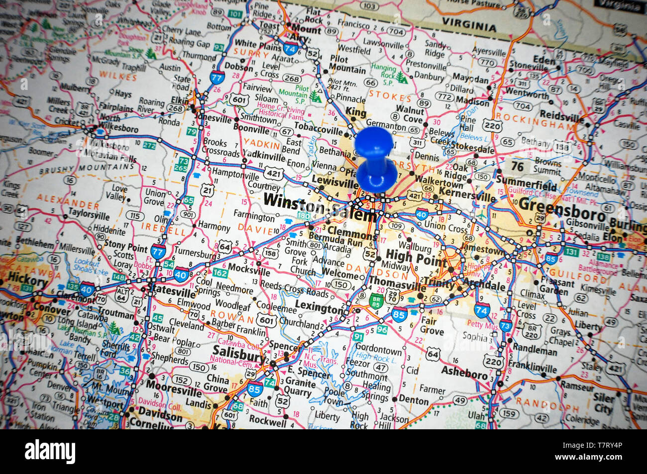 Une carte de Winston-Salem, Caroline du Nord a marqué avec un bouton  poussoir Photo Stock - Alamy