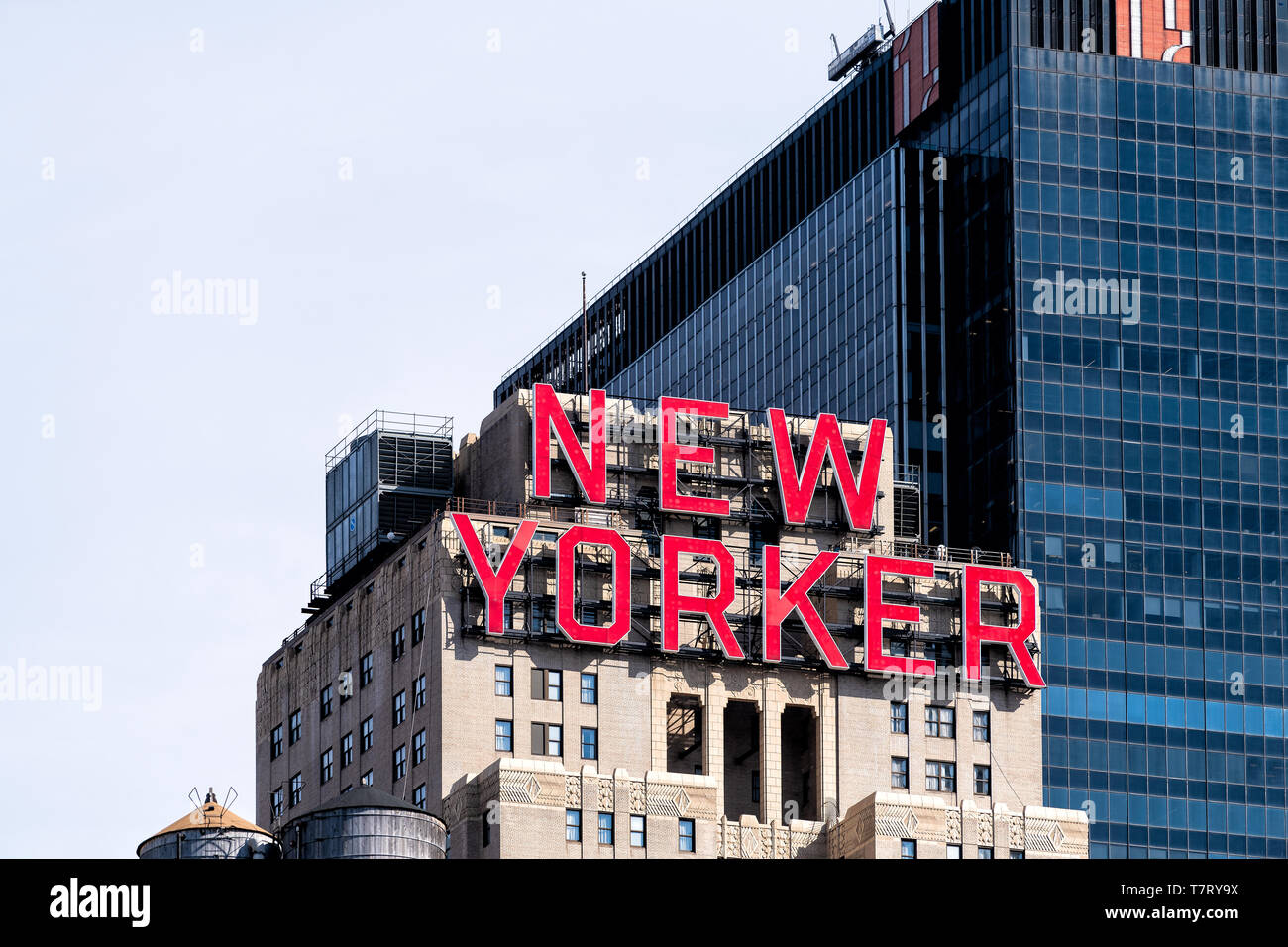 La ville de New York, USA - 6 Avril 2018 : NYC Manhattan cityscape bâtiments des toits de midtown et panneau rouge pour New Yorker Banque D'Images