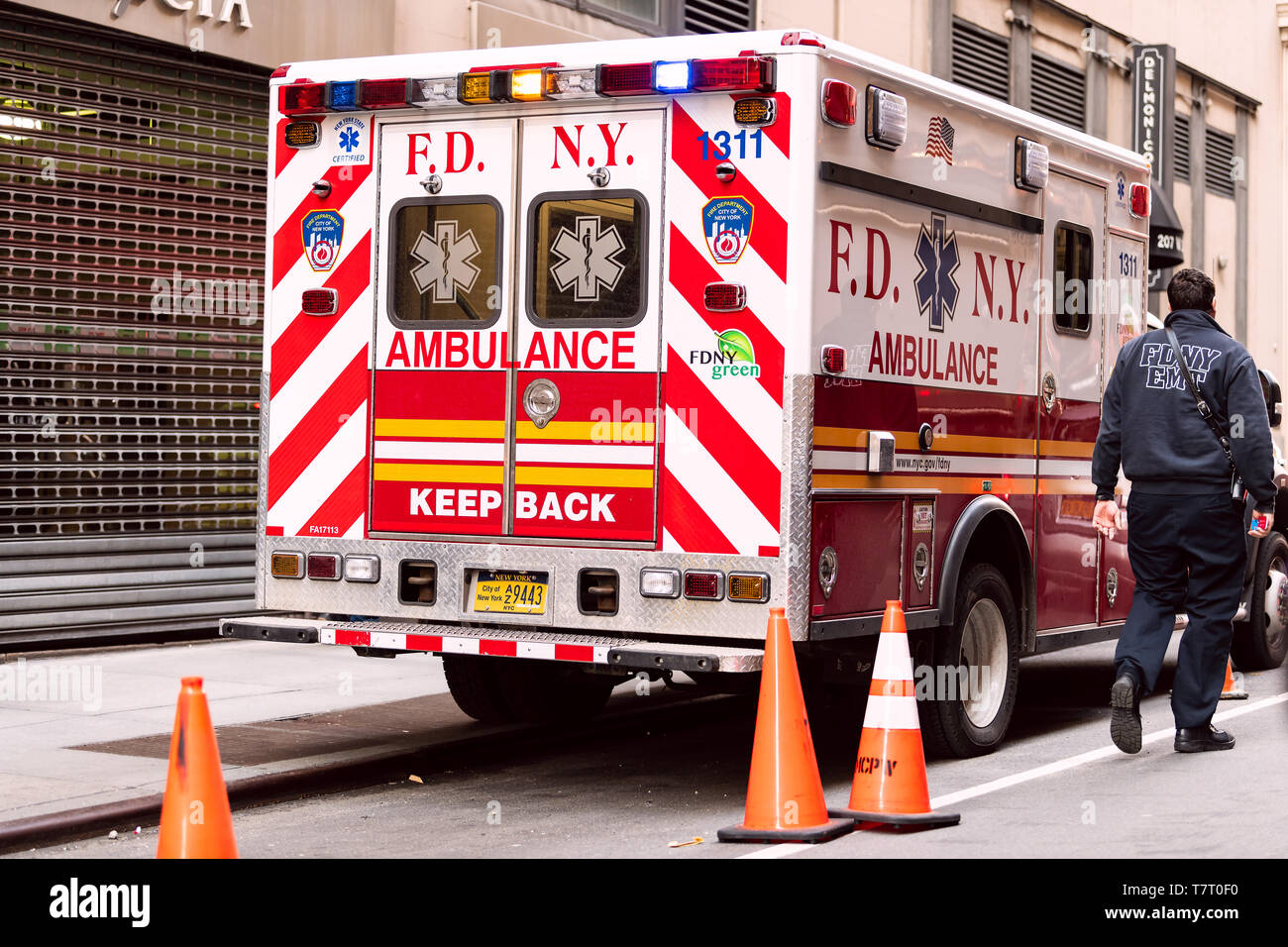 New York - 6 Avril 2018 : NYC midtown avec camion ambulance rouge FDNY et personne qui marche sur la rue Banque D'Images
