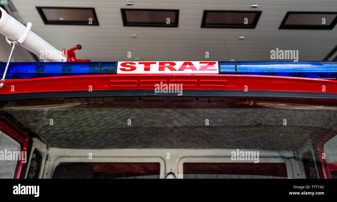 Les signaux d'alerte bleu placé sur le toit d'un camion d'incendie avec l'inscription "TRAZ' polonais traduit en anglais 'Fire Brigade". Banque D'Images