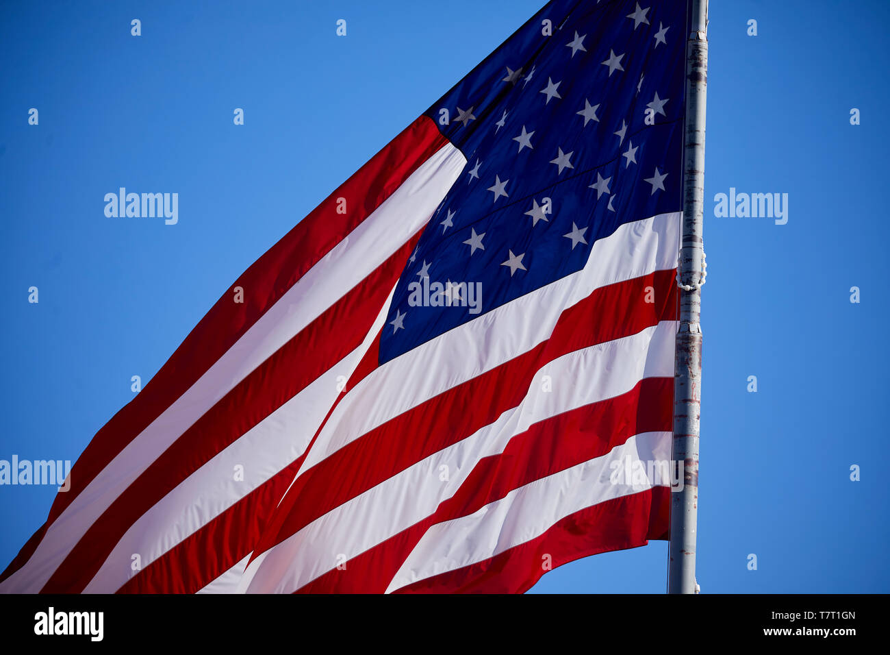 L'historique Route 66 city Williams, le drapeau américain, les Stars and Stripes, rouge, blanc et bleu ; ancienne gloire ; The Star-Spangled Banner ; US flag ; United S Banque D'Images