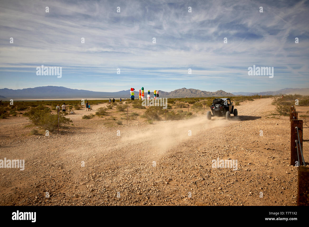 Las Vegas, Nevada USA, Desert Dune Buggy Ride passant sept montagnes magiques 7 totems boulder peint par Ugo Rondinone Banque D'Images