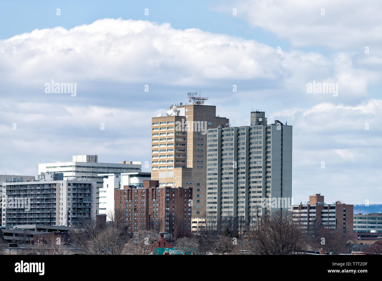 Harrisburg, États-Unis - 8 Avril 2018 : Architecture skyline en Pennsylvanie capitale vue depuis la route de l'autoroute par jour nuageux Banque D'Images