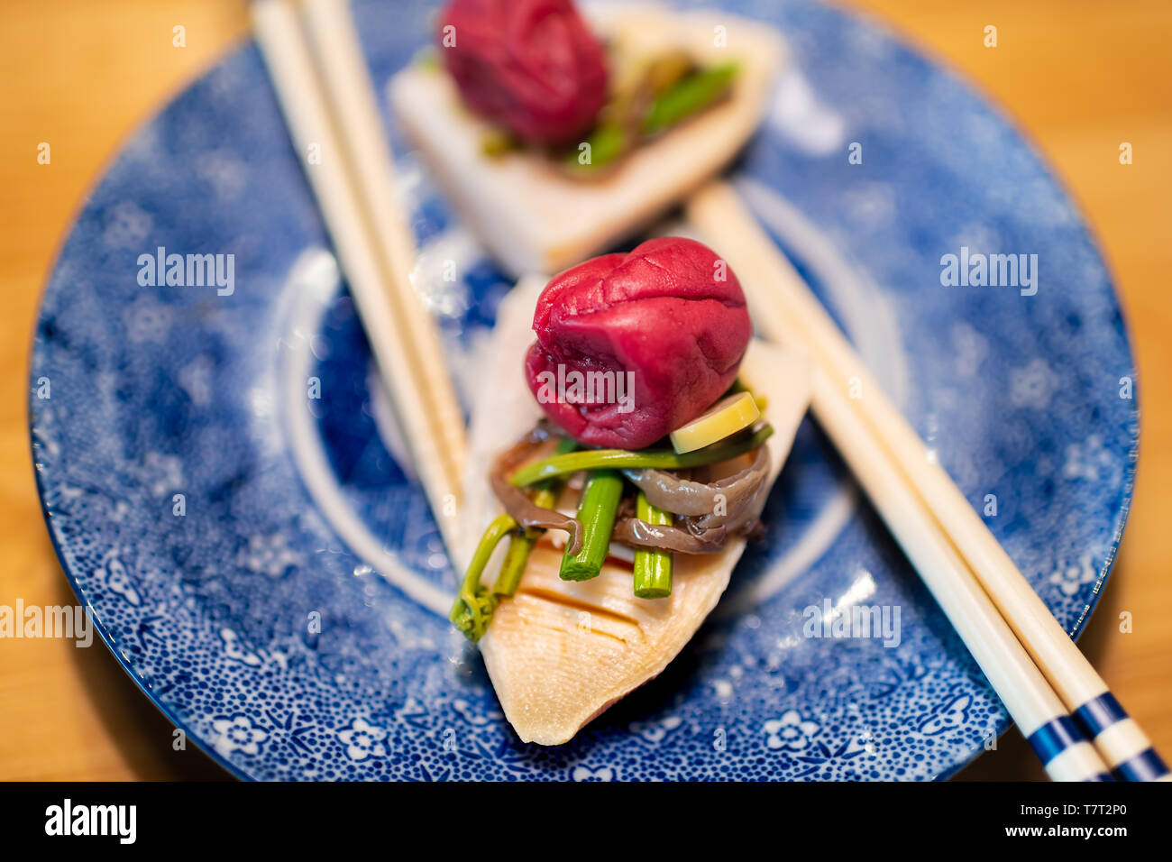 Plaque en céramique bleu traditionnel japonais au restaurant avec table en bois et le ressort légumier avec takenoko, pousses de bambou et umeboshi sansai wil Banque D'Images