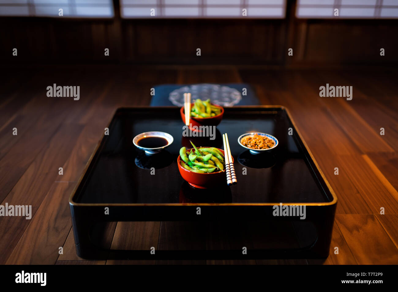 Maison machiya japonais traditionnel ryokan ou restaurant avec table en bois laqué noir avec des aliments à base de haricots et la sauce soya Natto Banque D'Images