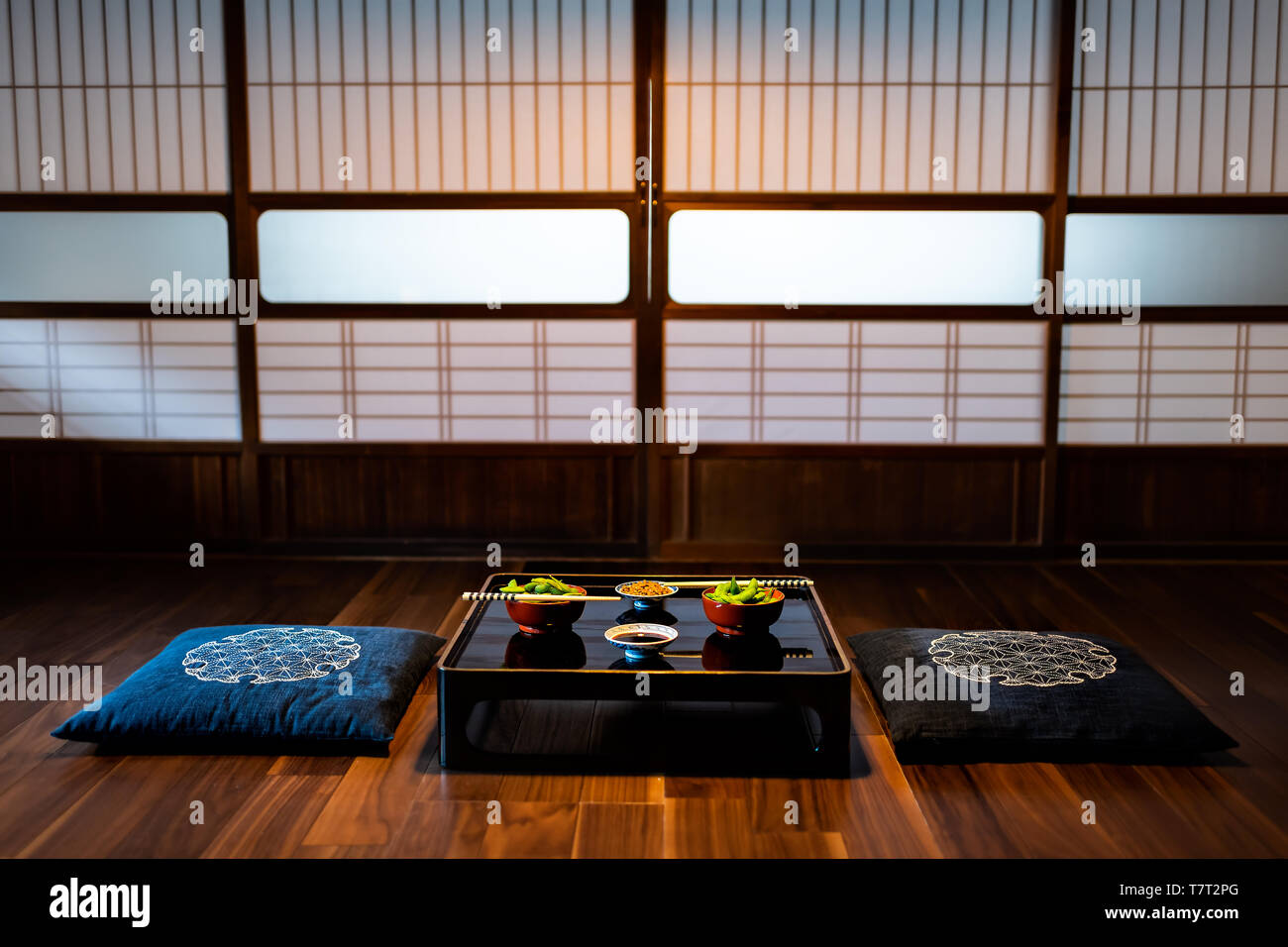 Maison machiya japonais traditionnel ryokan ou restaurant avec table en bois laqué noir et des aliments de soja Edamame avec natto et sauce de soja Banque D'Images