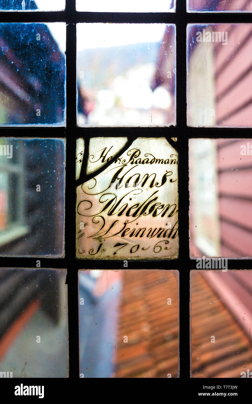 Ancienne fenêtre en verre avec écriture calligraphique au musée Schøtstuene, Bergen, Norvège Banque D'Images