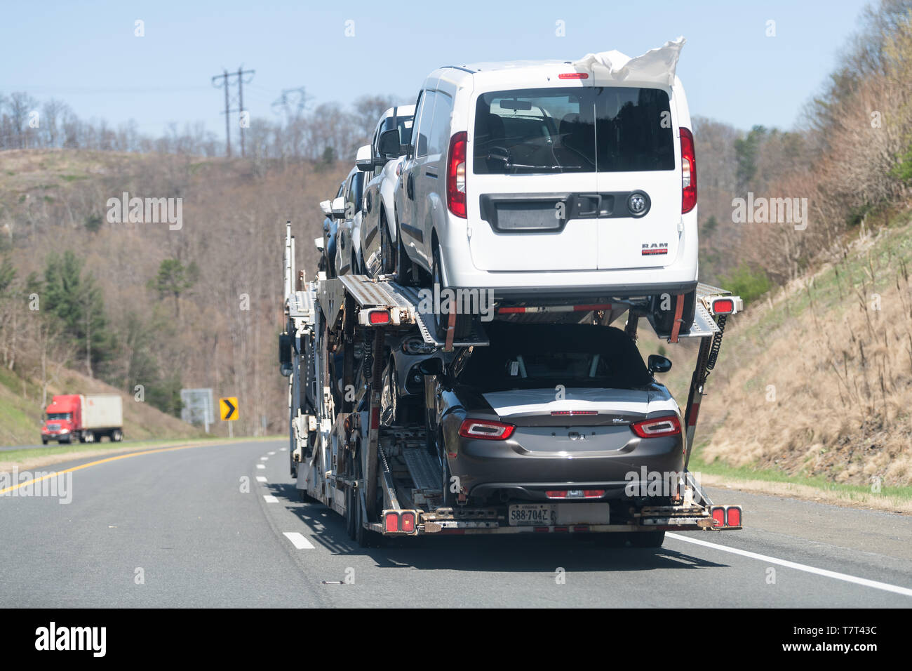 Linden, USA - 18 Avril 2018 : Interstate Highway 66 West en Virginie avec des voitures et de la circulation du fret routier Le transport par camion remorque dans de nombreuses nouvelles voitures carriag Banque D'Images