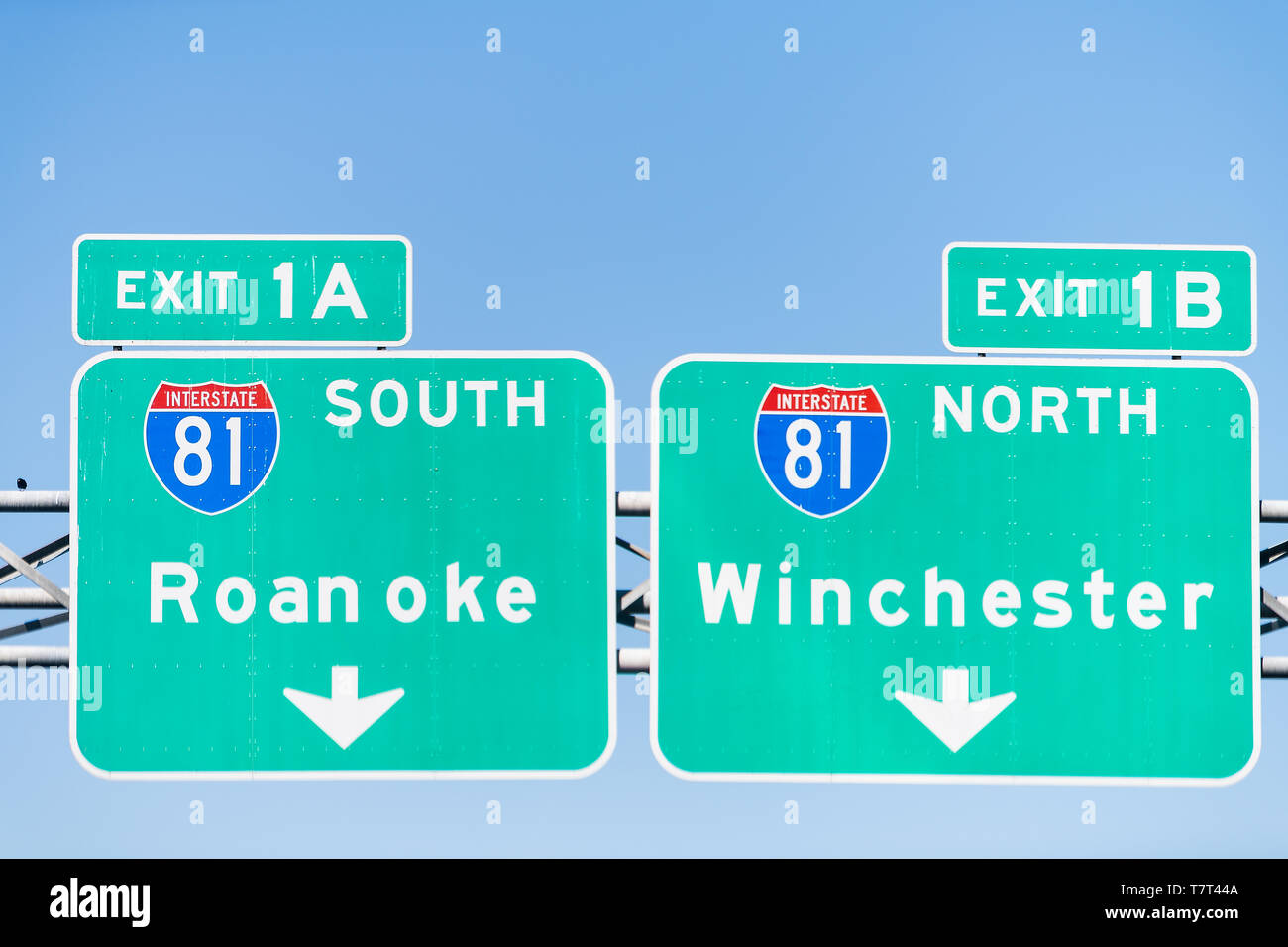 Green road signs in Virginia pour sorties 1A et 1B à Roanoke et Winchester le long de l'Interstate Highway 81 South et North isolés contre ciel bleu Banque D'Images