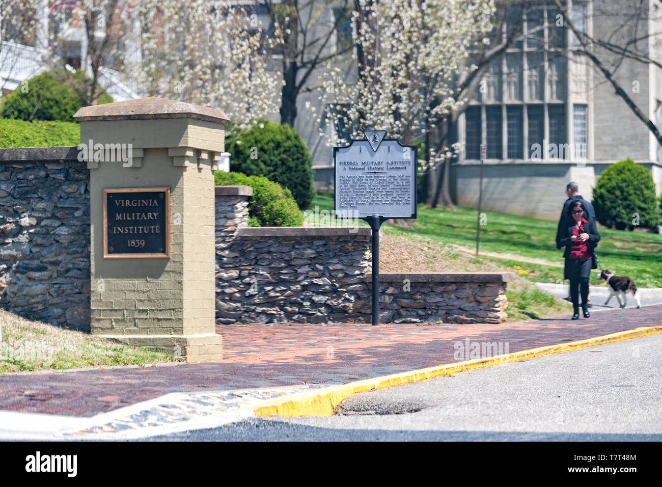 Lexington, États-Unis - 18 Avril 2018 : VMI Virginia Military Institute panneau d'entrée plaque sur rue à Virginia university campus avec des gens à pied Banque D'Images