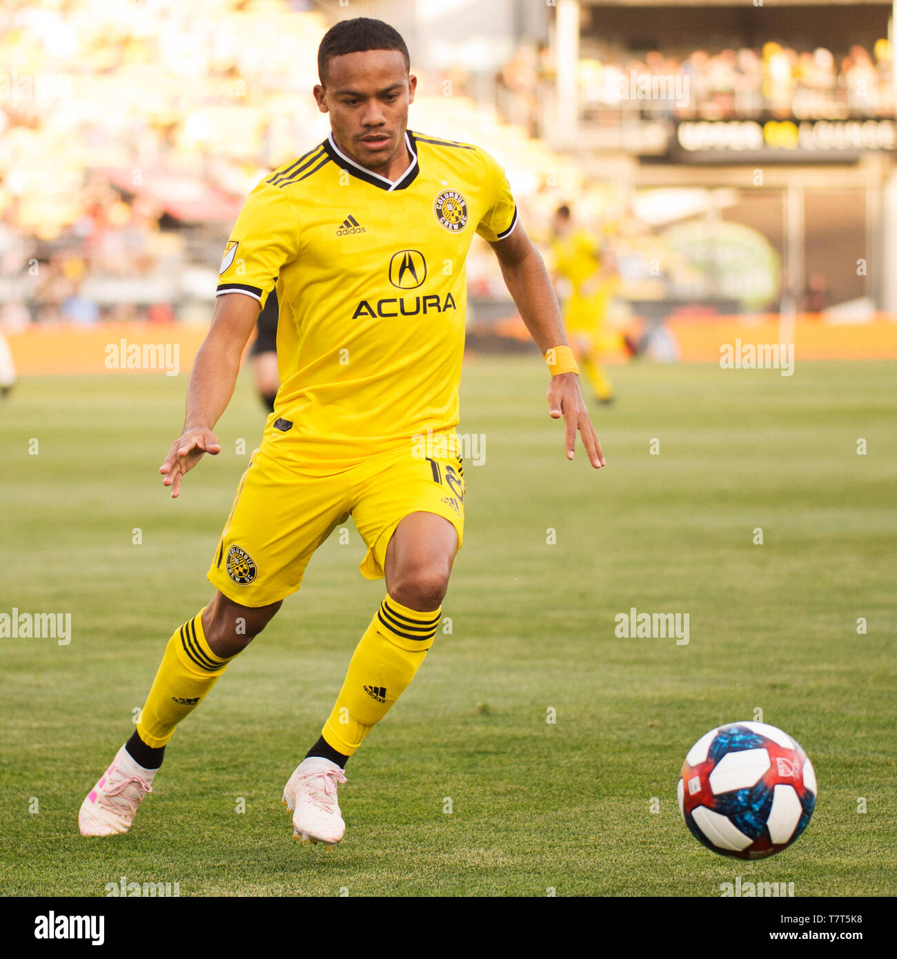 8 mai 2019:Columbus Crew SC terrain Robinho (18) s'occupe de la balle contre la galaxie dans leur jeu à Columbus, Ohio, USA. Brent Clark/Alamy vivre Banque D'Images