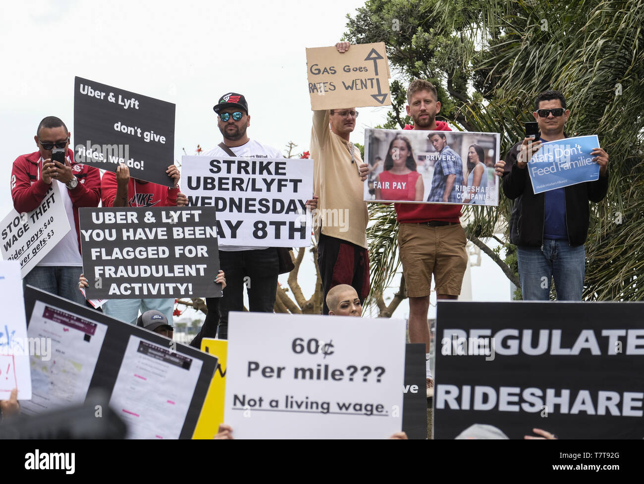 Los Angeles, Californie, USA. 8 mai, 2019. Pilotes pour ride-hailing Uber géants et Lyft tenir un rassemblement dans un parc près de l'Aéroport International de Los Angeles, le mercredi, 8 janvier 2019, à Los Angeles. Certains pilotes pour ride-hailing Uber géants et Lyft éteint leurs apps pour protester contre ce qu'ils disent sont à la baisse les salaires, car les deux sociétés râteau dans des milliards de dollars aux investisseurs. Ringo : crédit Chiu/ZUMA/Alamy Fil Live News Banque D'Images