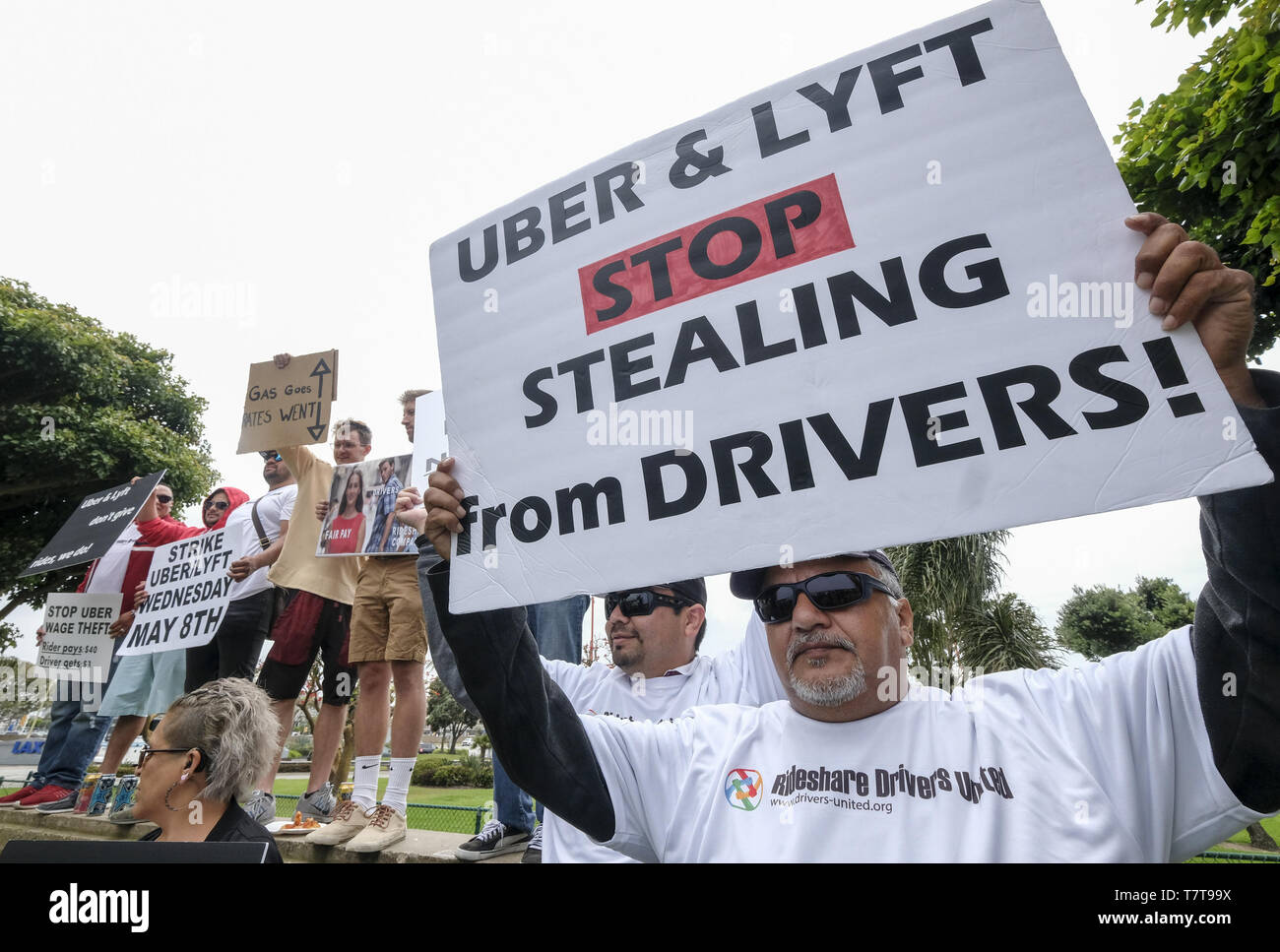 Los Angeles, Californie, USA. 8 mai, 2019. Pilotes pour ride-hailing Uber géants et Lyft tenir un rassemblement dans un parc près de l'Aéroport International de Los Angeles, le mercredi, 8 janvier 2019, à Los Angeles. Certains pilotes pour ride-hailing Uber géants et Lyft éteint leurs apps pour protester contre ce qu'ils disent sont à la baisse les salaires, car les deux sociétés râteau dans des milliards de dollars aux investisseurs. Ringo : crédit Chiu/ZUMA/Alamy Fil Live News Banque D'Images