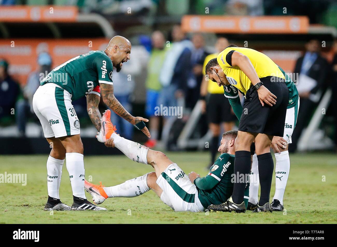 Sao Paulo, Brésil. Le 08 mai, 2019. PALMEIRAS X SAN LORENZO ARG - Zé Rafael do Palmeiras est manquant et Felipe Melo n'Palmeiras se plaint à l'arbitre Gery Anthony Vargas Carreño pendant un match entre Palmeiras et San Lorenzo (Argentine) valide pour le sixième et dernier tour de la phase de groupes de la Copa Libertadores de America 2019, tenue à Allianz Parque . Crédit : Foto Arena LTDA/Alamy Live News Banque D'Images