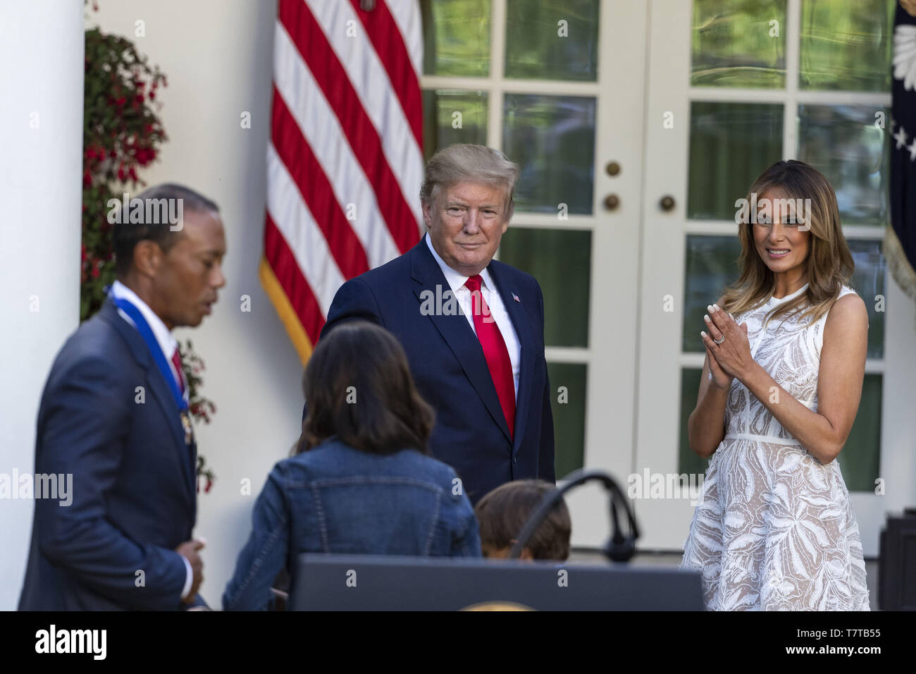 Washington, District de Columbia, Etats-Unis. 6 mai, 2019. Le Président américain Donald Trump et la Première Dame Melania Trump inviter golfeur Tiger Woods et sa famille dans le bureau ovale après Trump décerné la Médaille présidentielle de la liberté à Woods dans la roseraie de la Maison Blanche à Washington, DC le lundi 6 mai 2019. La Médaille présidentielle de la liberté est le plus grand honneur qu'un président américain peut décerner à un civil. Woods est le quatrième golfeur à recevoir le prix. Crédit : Alex Edelman/ZUMA/Alamy Fil Live News Banque D'Images