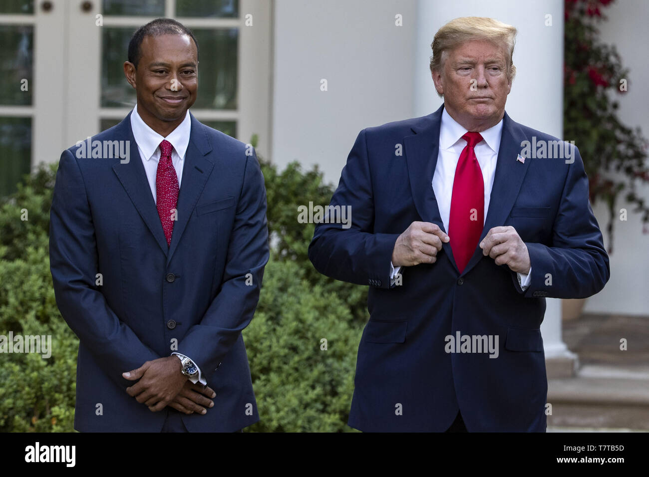 Washington, District de Columbia, Etats-Unis. 6 mai, 2019. Le Président américain Donald Trump ajuste son costume coat puisqu'il s'apprête à accorder avec Tiger Woods golfeur la Médaille présidentielle de la liberté à Woods dans la roseraie de la Maison Blanche à Washington, DC le lundi 6 mai 2019. La Médaille présidentielle de la liberté est le plus grand honneur qu'un président américain peut décerner à un civil. Woods est le quatrième golfeur à recevoir le prix. Photographe : Credit : Alex Edelman/ZUMA/Alamy Fil Live News Banque D'Images