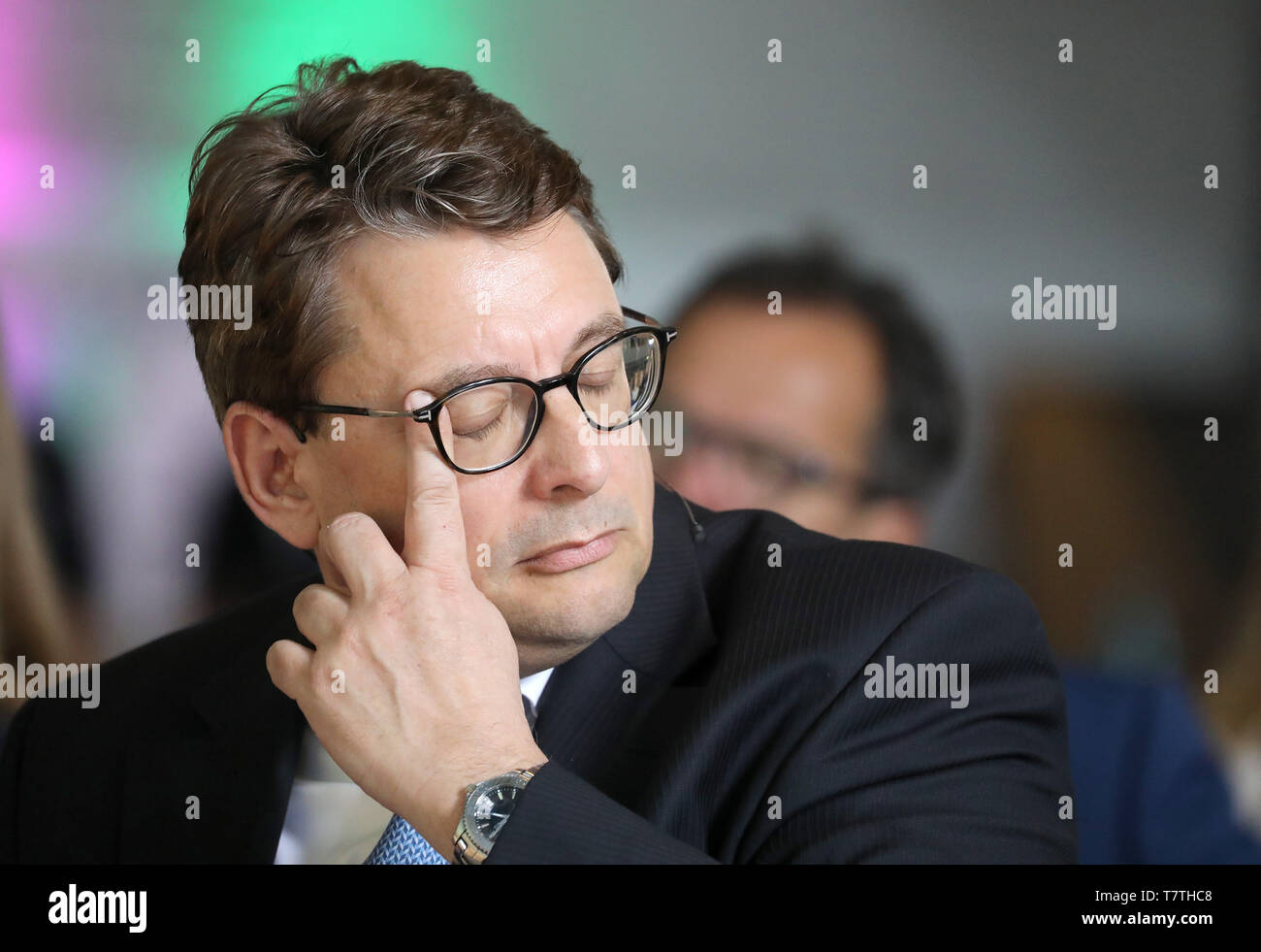 09 mai 2019, Berlin, Cologne : Stephan Fanderl , PDG de la chaîne de grands magasins Galeria Kaufhof Karstadt suit le jour eCommerce NRW. Au jour d'eCommerce, les représentants de la commerce de détail discutera de l'échange de l'avenir. Photo : Oliver Berg/dpa Banque D'Images