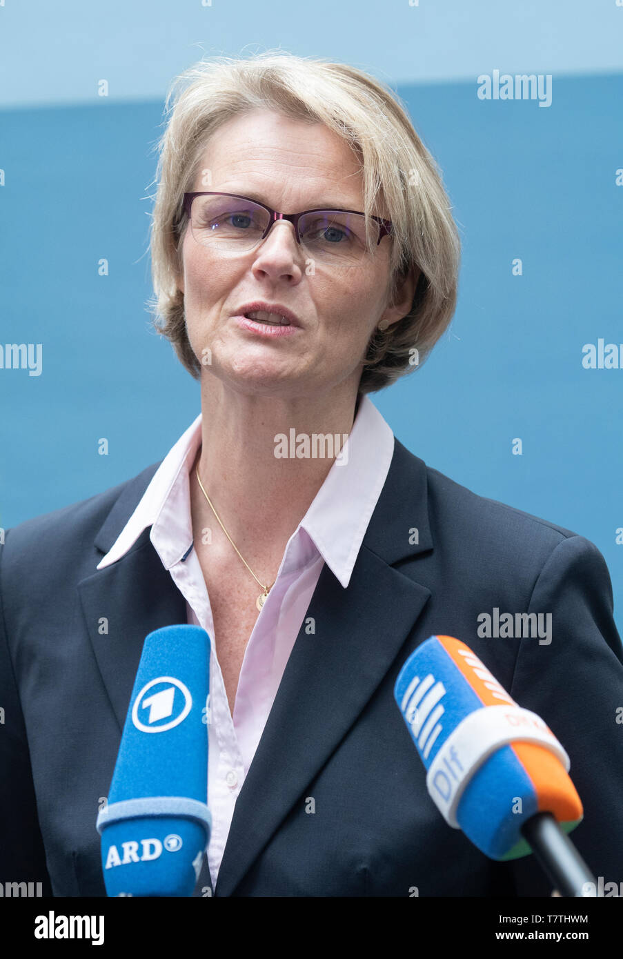 09 mai 2019, Berlin : la ministre fédérale de la recherche, Anja Karliczek (CDU) Commentaires dans la conférence de presse sur l'énoncé de l'éthique Conseil allemand sur le thème "Les interventions dans la lignée germinale humaine'. Cela implique de nouvelles méthodes de génie génétique qui permettent la constitution génétique de l'enfant d'être modifiée de manière ciblée. Photo : Paul Zinken/dpa Banque D'Images