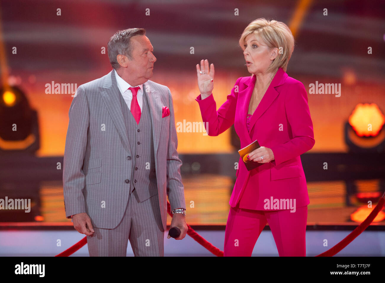 Berlin, Deutschland. 04 mai, 2019. Roland Kaiser, Saenger, Schlagersaenger, musicien, et Carmen NEBEL, Allemagne, présentateur, 'Bienvenue à Carmen Nebel' 15 ans anniversaire de la ZDF show le 4 mai, 2017 à partir de l'Velodrom, Berlin Â | Conditions de crédit dans le monde entier : dpa/Alamy Live News Banque D'Images