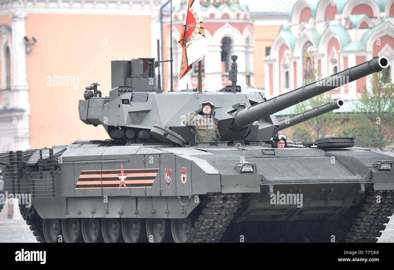 Moscou, Russie. 09 mai, 2019. Défilé des soldats russes passé l'examen debout dans un T-14 char de combat principal Armata durant la journée victoire annuel défilé militaire marquant le 74e anniversaire de la fin de la Seconde Guerre mondiale à la place Rouge Le 9 mai 2019 à Moscou, Russie. La Russie célèbre l'événement annuel connu sous le nom de la Victoire dans la Grande Guerre Patriotique avec des défilés et une adresse nationale par le président Vladimir Poutine. Credit : Planetpix/Alamy Live News Banque D'Images