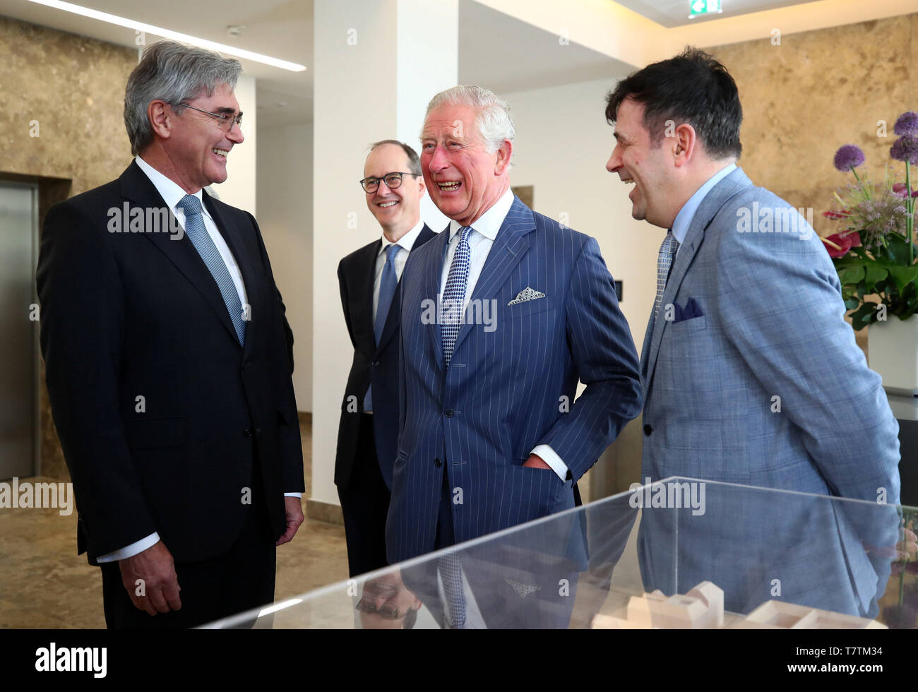 Munich, Allemagne. 09 mai, 2019. Au cours de sa visite à siège de Siemens, le Prince Charles de Grande-Bretagne (M) est debout à côté de Siemens Chef Joe Kaeser (l), président-directeur général de la filiale Siemens britannique Jürgen Maier (r), et l'Ambassadeur britannique Sir Sebastian Wood (2e de gauche). Crédit : Michael Dalder/Reuters/Piscine/dpa/Alamy Live News Banque D'Images