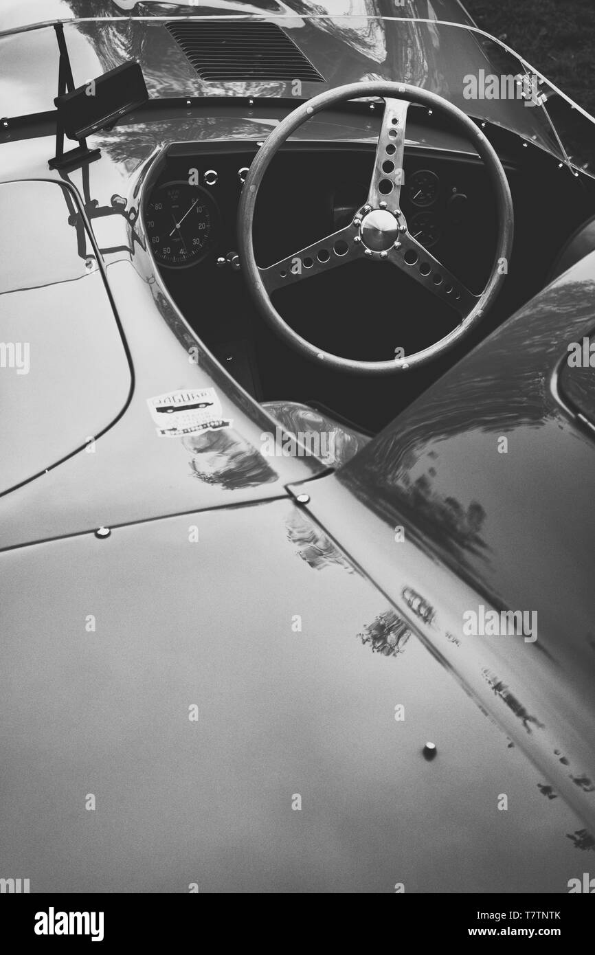 Voiture de course noir et blanc Banque de photographies et d’images à ...