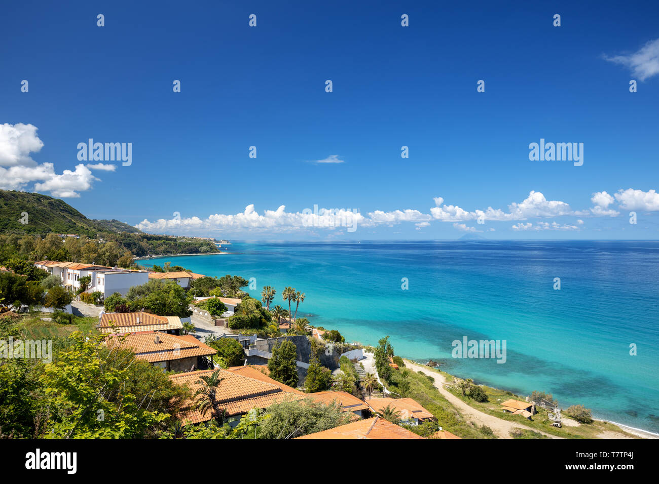 Panorama avec la côte de Calabre, dans le sud de l'Italie. Panorama coloré de la route de Tropea. Banque D'Images
