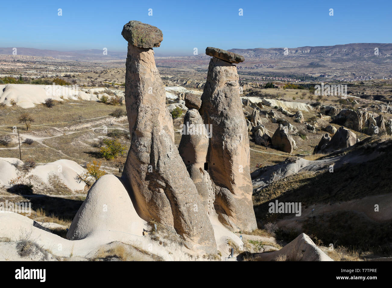 Trois belles cheminées de fées à Urgup Nevsehir Cappadoce, Ville, Ville, Turquie Banque D'Images