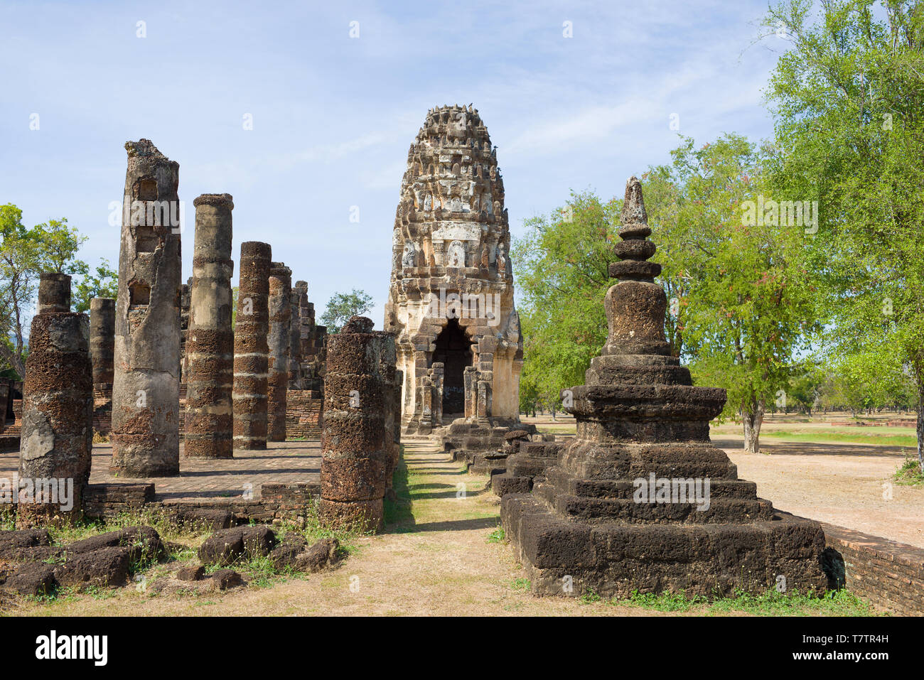 Sur les ruines de l'ancien temple bouddhiste de Wat Phra Pai Luang par une chaude journée ensoleillée. Sukhothai, Thaïlande Banque D'Images