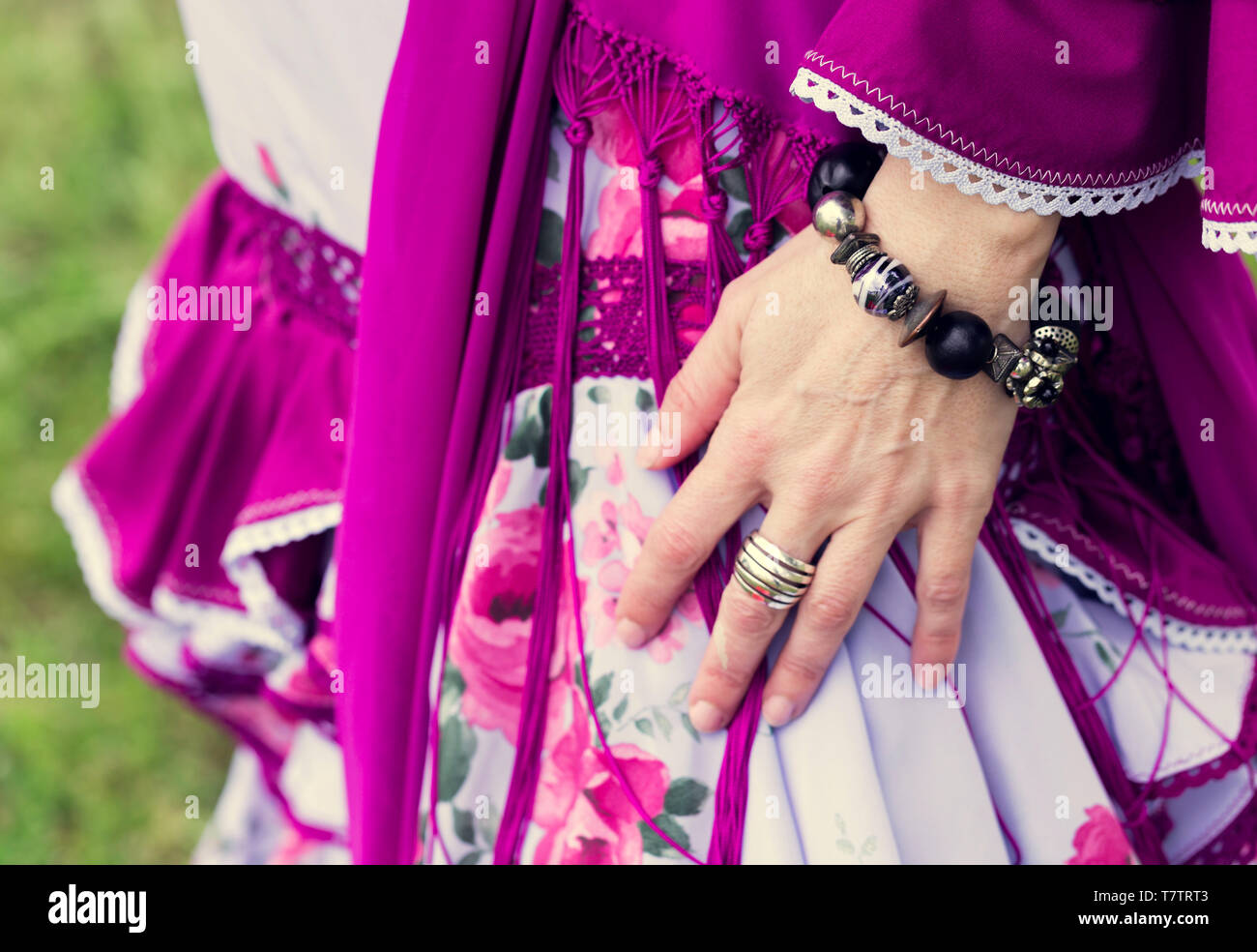 Mains d'une femme espagnole décorée de bijoux à Séville, foire d'avril Banque D'Images