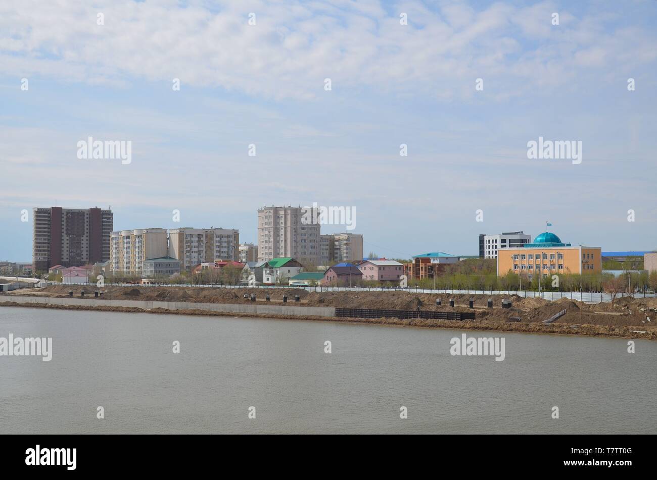 Die Stadt Atyrau dans West-Kasachstan, suis Ural, der Grenze zwischen Europa und asien : Blick von Asien nach Europa Banque D'Images