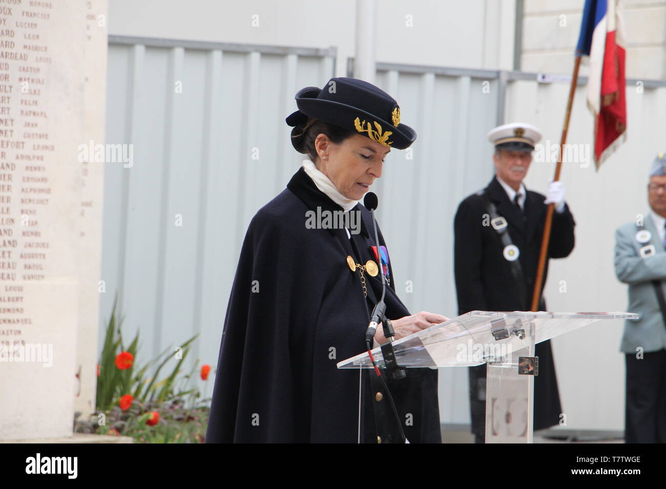 Le 8 mai été célébrée 2 fois à Niort devant le Monument aux soldats sans uniforme et plus officiel devant le monument aux morts avec David Guilloton Banque D'Images