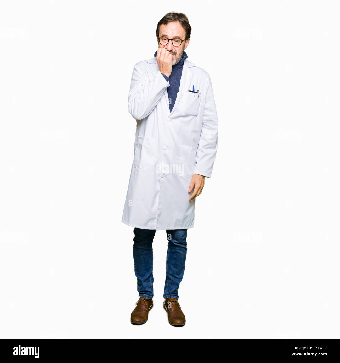 L'âge moyen à la couche de blanc vêtu thérapeute a souligné et nerveux avec les mains sur la bouche de mordre les ongles. Problème d'anxiété. Banque D'Images