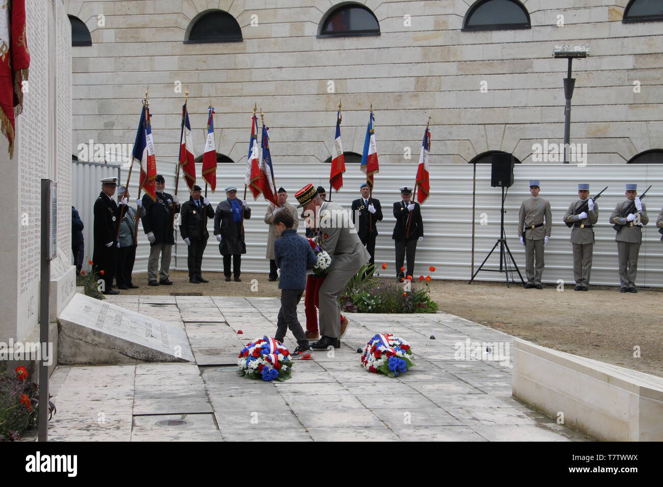 Le 8 mai été célébrée 2 fois à Niort devant le Monument aux soldats sans uniforme et plus officiel devant le monument aux morts avec David Guilloton Banque D'Images