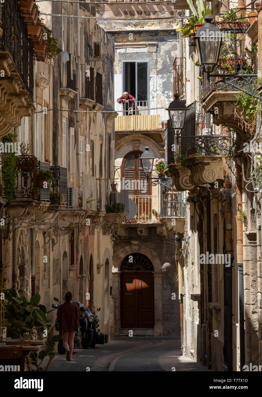 Rues historiques sur l'île de Ortigia, Syracuse, en Sicile. Banque D'Images