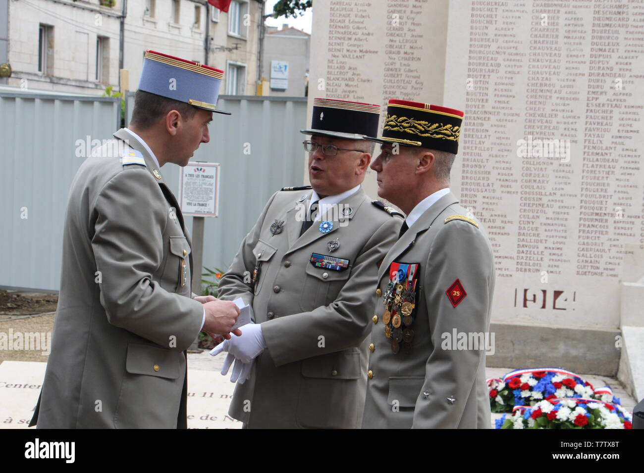 Le 8 mai été célébrée 2 fois à Niort devant le Monument aux soldats sans uniforme et plus officiel devant le monument aux morts avec David Guilloton Banque D'Images