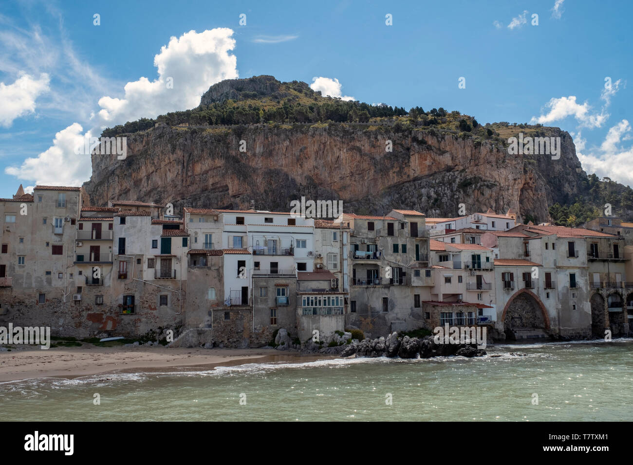 Maisons en bord de mer historique avec la Rocca derrière, dans la pittoresque ville de Cefalu, Sicile. Banque D'Images