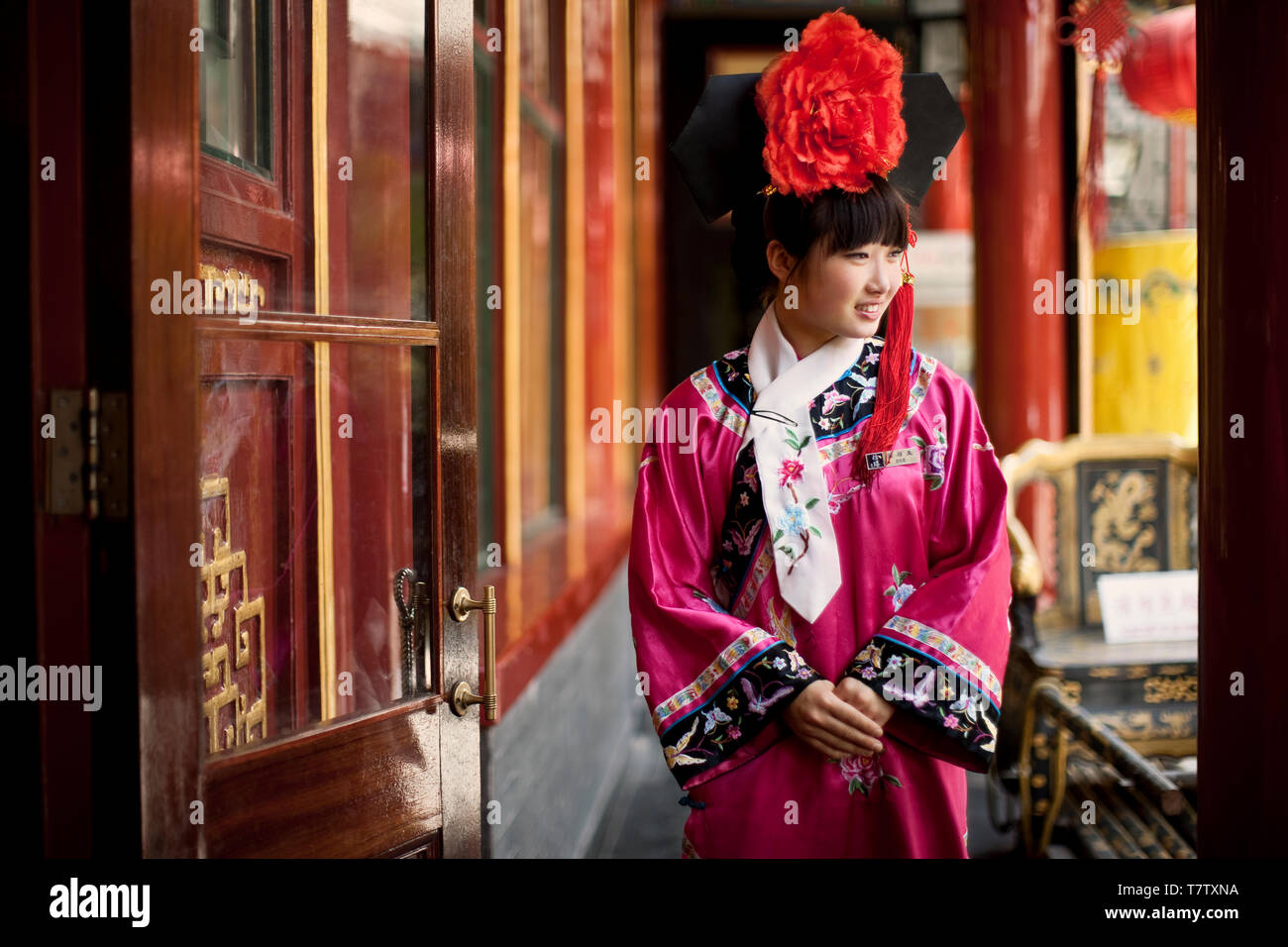 Souriante jeune femme habillé en vêtements traditionnels. Banque D'Images