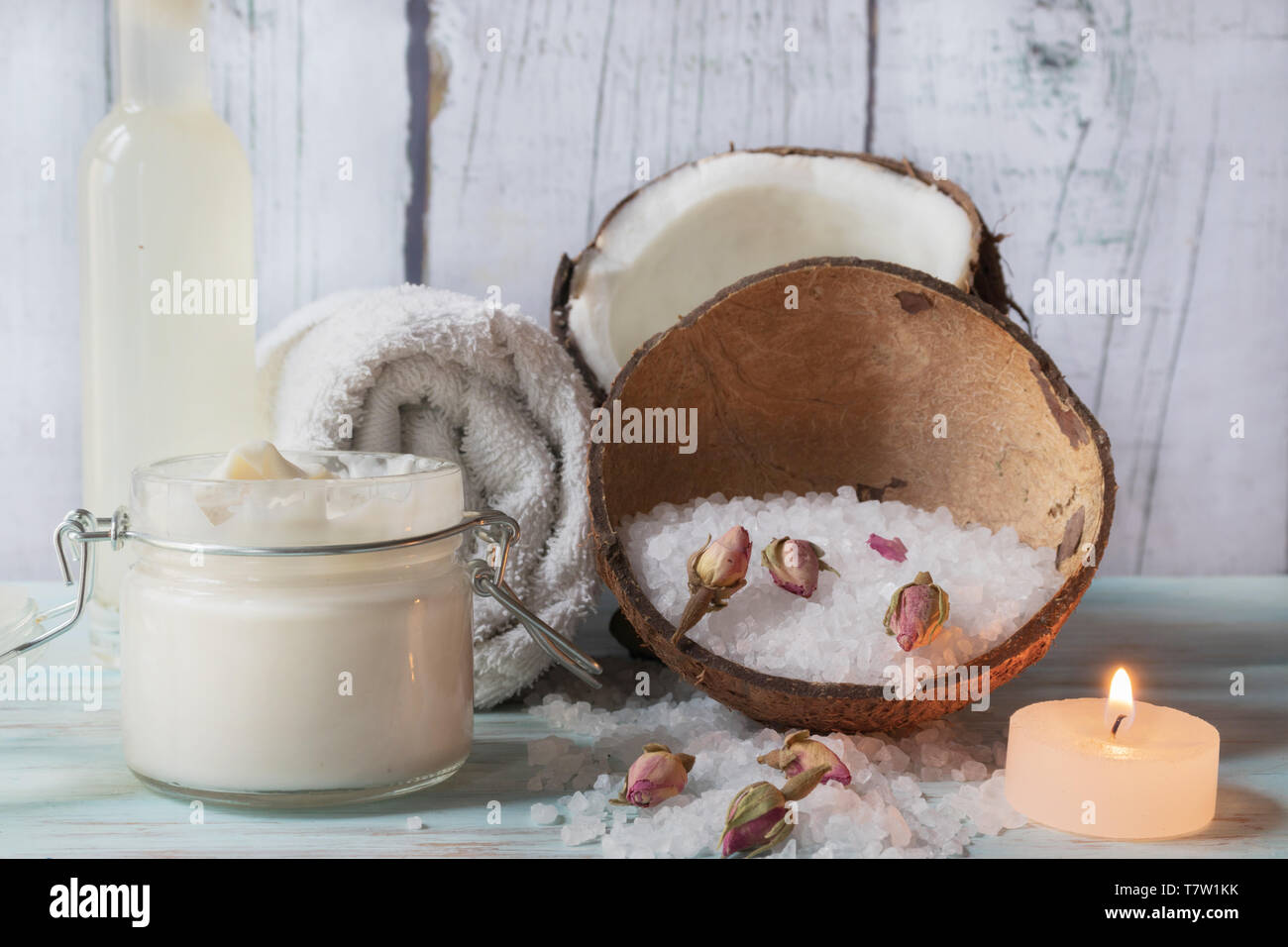 Beurre pour le corps de la noix de coco et roses, avec tonique de l'eau de noix de coco, des bougies et des sels de bain Banque D'Images