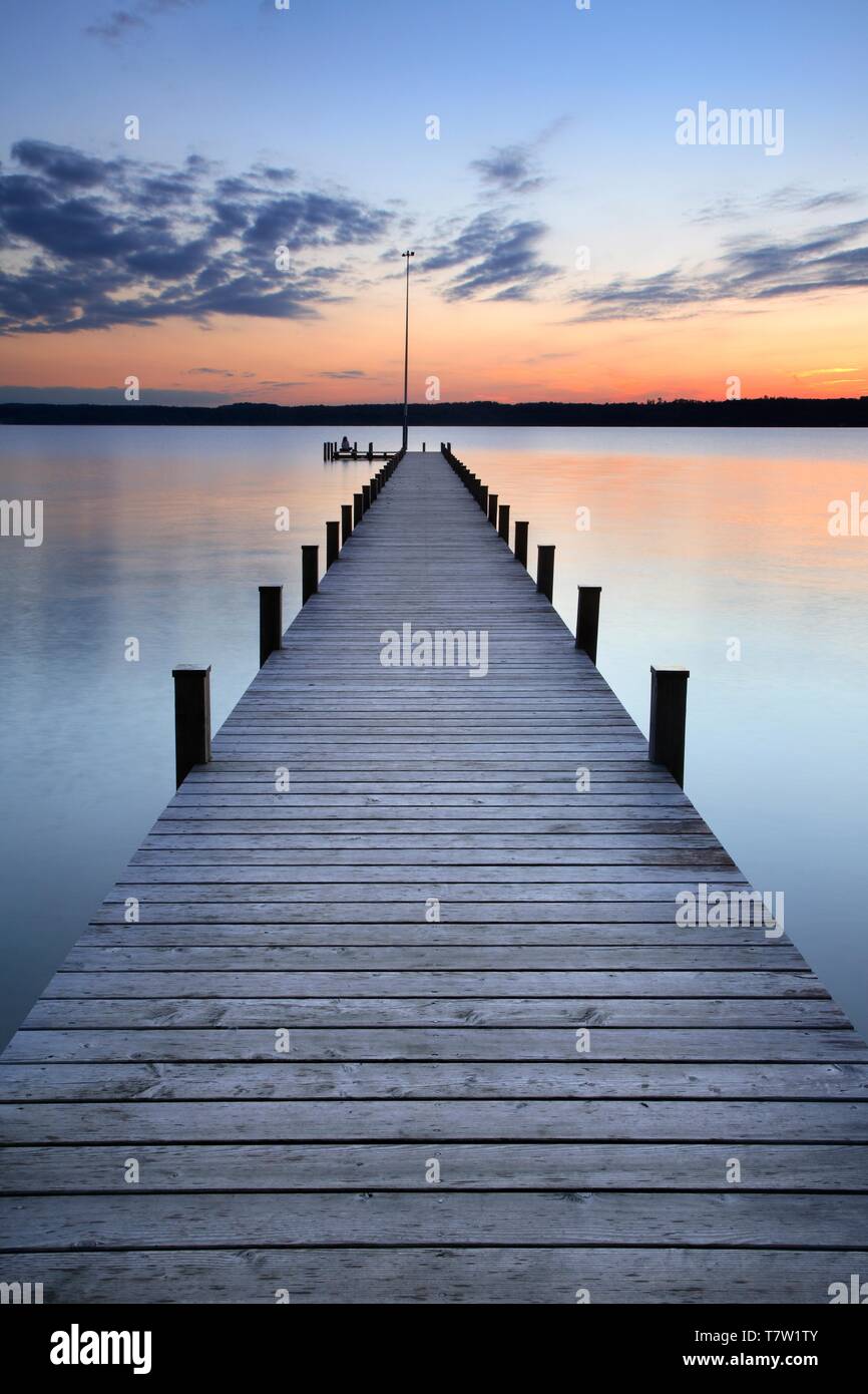 Long jetty au Lac de Starnberg, après le coucher du soleil, la Haute-Bavière, Bavière, Allemagne Banque D'Images
