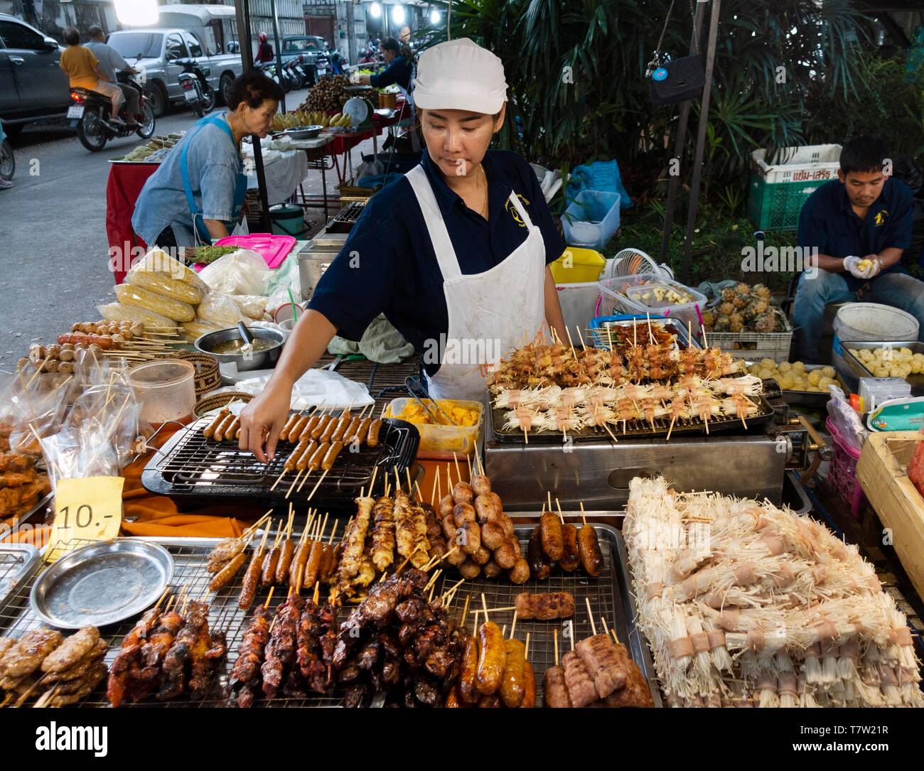 Vendeur avec de la viande et des brochettes brochettes de saucisses au marché, la cuisine thaïlandaise, Thaïlande Banque D'Images