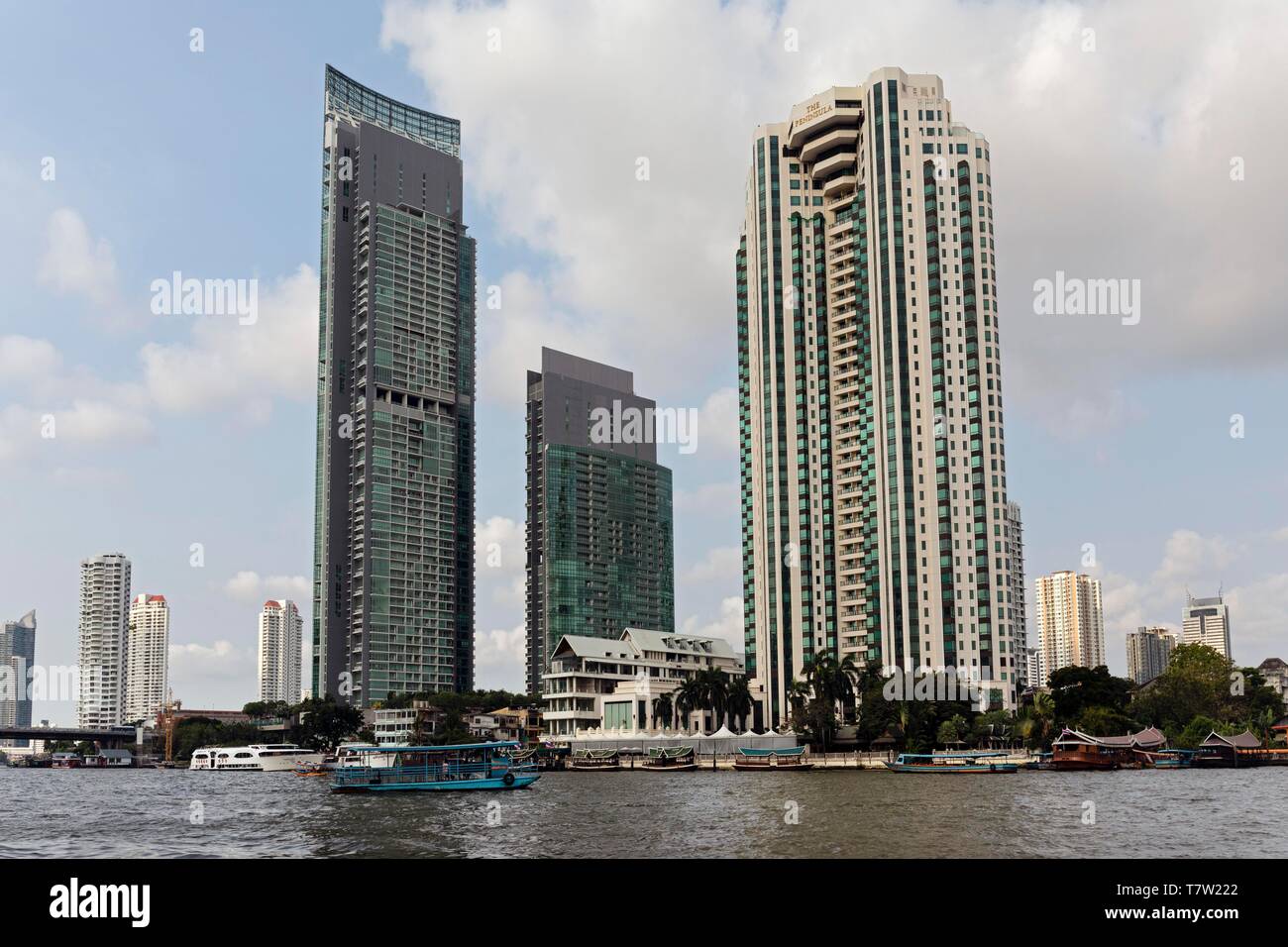 La rivière gauche luxueuses Condominium, le centre absolu de Sathon-Taksin Urbano, juste à l'hôtel Peninsula rivière Chao Phraya, Khlong San District Banque D'Images