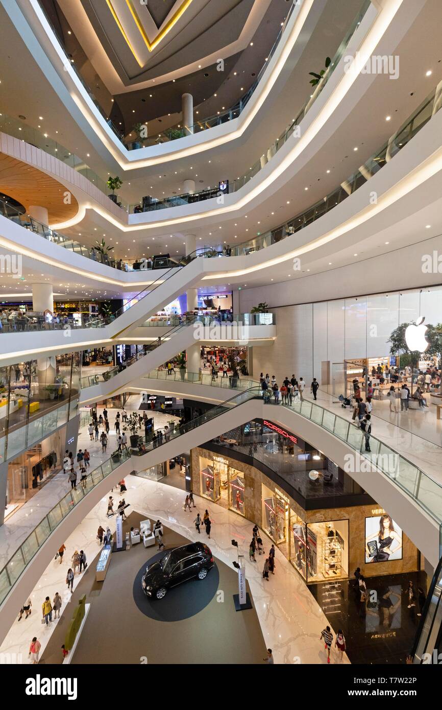 Iconsiam shopping mall, les planchers avec des boutiques de luxe, dans le quartier de Khlong San Thonburi, Bangkok, Thaïlande Banque D'Images