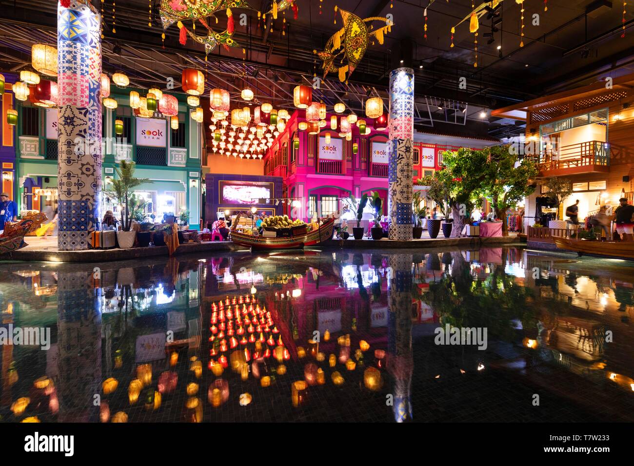 Iconsiam shopping mall, lanternes reflète dans l'eau, Khlong San District à Thonburi, Bangkok, Thaïlande Banque D'Images