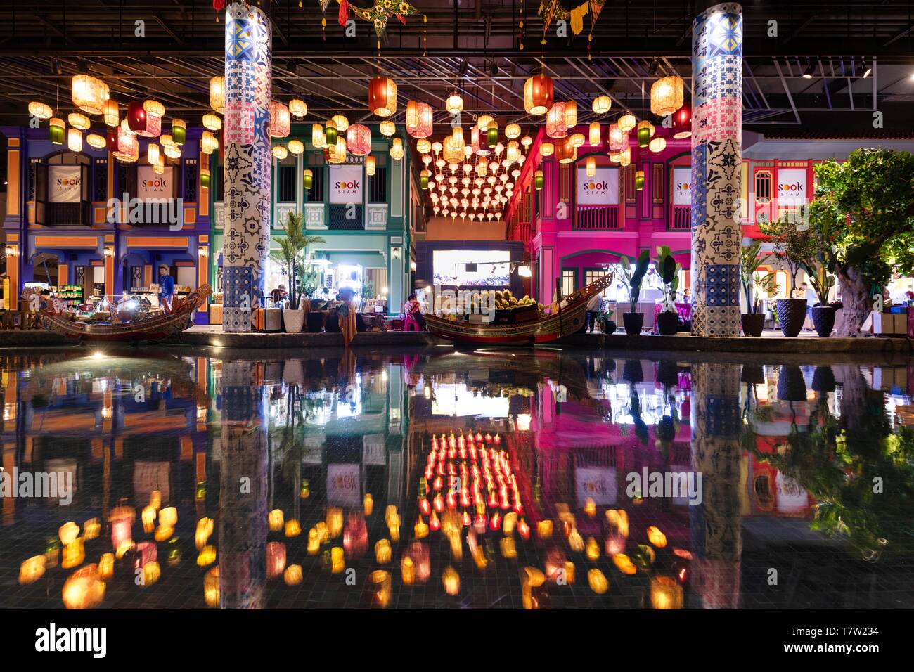 Iconsiam shopping mall, lanternes reflète dans l'eau, Khlong San District à Thonburi, Bangkok, Thaïlande Banque D'Images